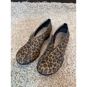 Charleston Shoe Company Cape Animal Print Low Wedge V-Cut Shoes Size 7 Women's